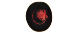 Chapeau de mousquetaire adulte couleur noir avec plumes en vente chez Be Happy