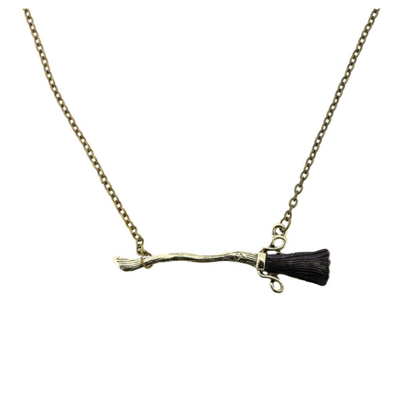 Collier balai de sorcière en métal en vente chez Be Happy