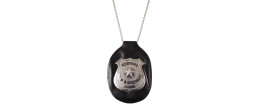 Collier badge insigne police luxe en métal en vente chez Be Happy pour compléter un déguisement de policier.