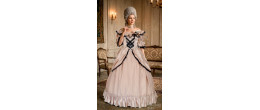 Location robe marquise Marie Antoinette beige ivoire, robe Versailles chez Be Happy à Paris
