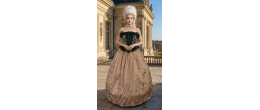 Location robe d'époque Versailles à corsets courtisane Mila couleur champagne à Paris chez Be Happy