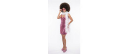 Femme portant la robe disco Glitter Bomb rose à paillettes, boutique de location Be Happy.