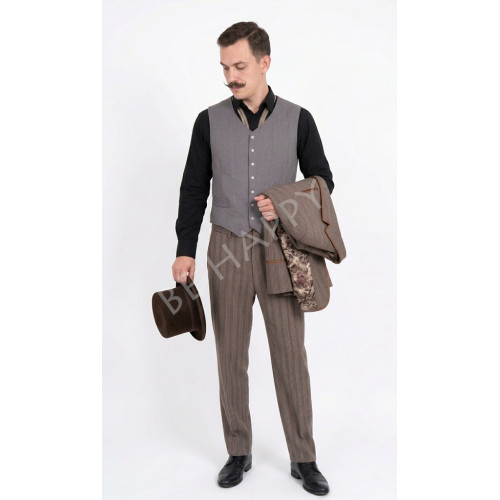Homme en costume de ville Belle Époque avec haut-de-forme et redingote noire, modèle Edmond de Goncourt, boutique Be Happy.