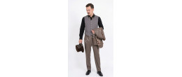 Homme en costume de ville Belle Époque avec haut-de-forme et redingote noire, modèle Edmond de Goncourt, boutique Be Happy.
