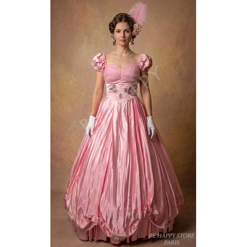 Femme portant la robe rose satinée "La Dame des Tuileries" avec fleurs brodées sur le bustier, boutique de location Be Happy.