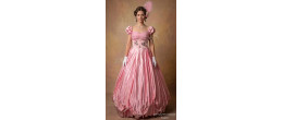 Femme portant la robe rose satinée "La Dame des Tuileries" avec fleurs brodées sur le bustier, boutique de location Be Happy.