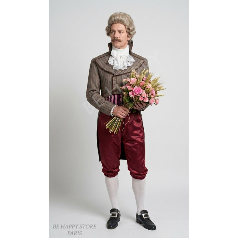Homme portant le costume Robespierre avec veste à rayures et culotte pourpre, boutique de location Be Happy.