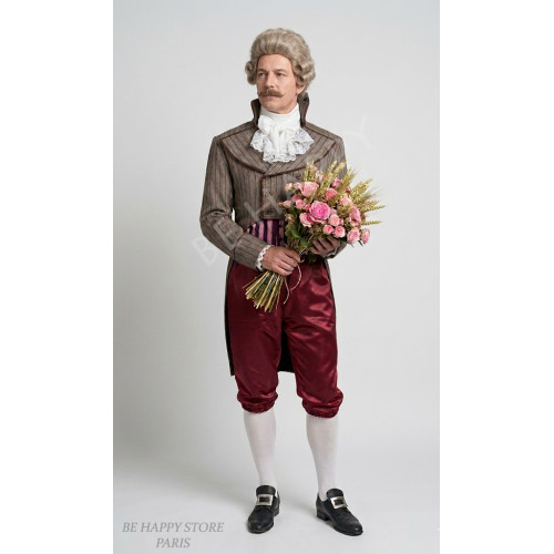 Homme portant le costume Robespierre avec veste à rayures et culotte pourpre, boutique de location Be Happy.