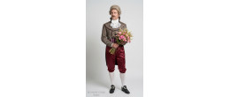 Homme portant le costume Robespierre avec veste à rayures et culotte pourpre, boutique de location Be Happy.