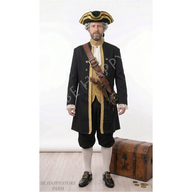 Homme portant le costume d'officier de marine Capitaine Valérant avec pistolet à la ceinture et tricorne, boutique Be Happy.