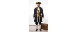 Homme portant le costume d'officier de marine Capitaine Valérant avec pistolet à la ceinture et tricorne, boutique Be Happy.