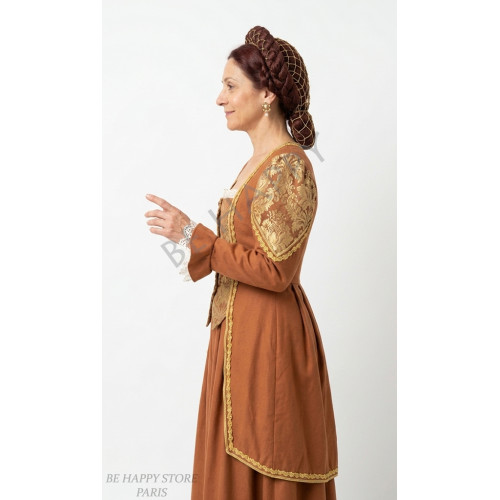 Femme portant la robe Renaissance La Baronne de Toscane aux motifs dorés et tons terre cuite, boutique Be Happy.