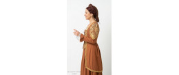 Femme portant la robe Renaissance La Baronne de Toscane aux motifs dorés et tons terre cuite, boutique Be Happy.