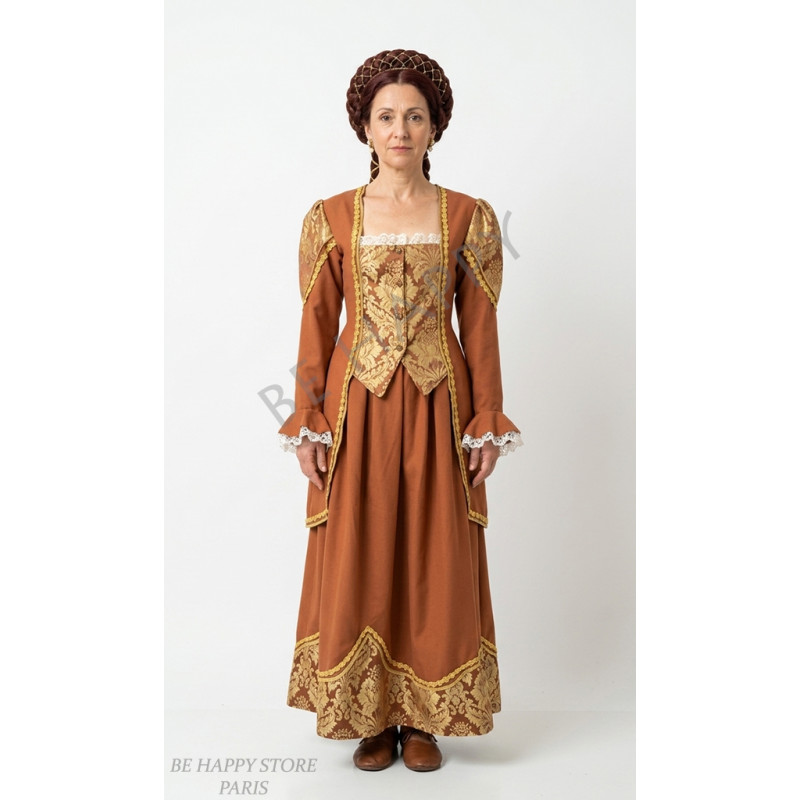 Femme portant la robe Renaissance La Baronne de Toscane aux motifs dorés et tons terre cuite, boutique Be Happy.