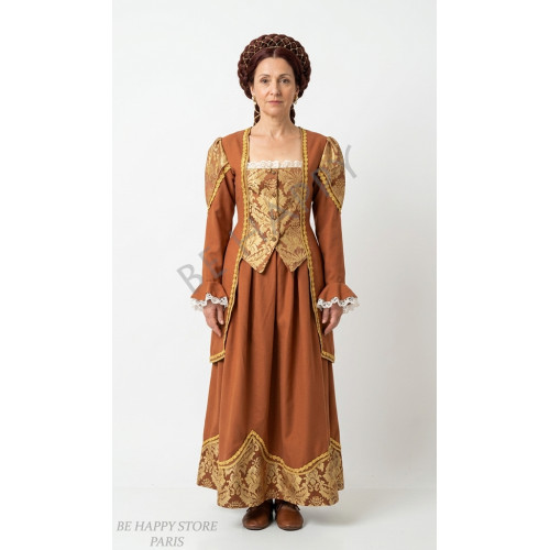 Femme portant la robe Renaissance La Baronne de Toscane aux motifs dorés et tons terre cuite, boutique Be Happy.