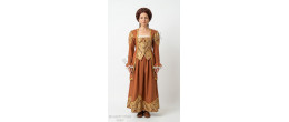 Femme portant la robe Renaissance La Baronne de Toscane aux motifs dorés et tons terre cuite, boutique Be Happy.