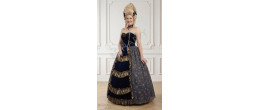 Location de robe marquise Éléonore de Valmont en velours bleu nuit et volants dorés, boutique Be Happy.