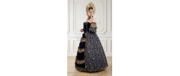 Location de robe marquise Éléonore de Valmont en velours bleu nuit et volants dorés, boutique Be Happy.
