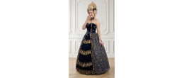 Location de robe marquise Éléonore de Valmont en velours bleu nuit et volants dorés, boutique Be Happy.
