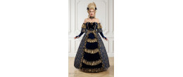 Location de robe marquise Éléonore de Valmont en velours bleu nuit et volants dorés, boutique Be Happy.