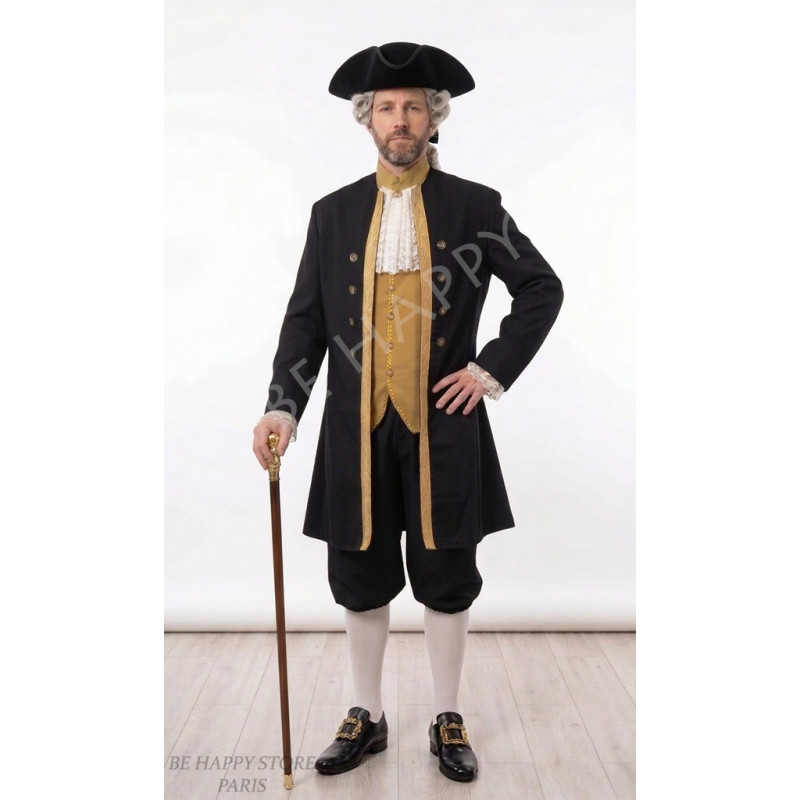 Homme portant le costume de marquis Augustin de Valombre noir et or avec tricorne et canne, boutique de location Be Happy.
