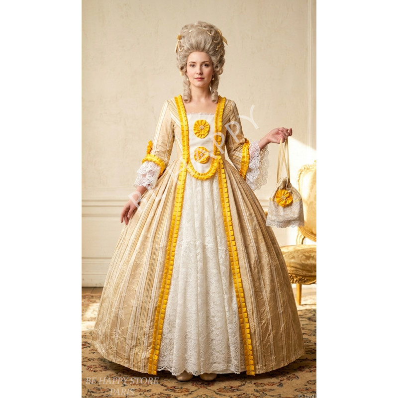 Femme portant la robe de prestige Marie-Antoinette, Souveraine de Trianon jaune et or, boutique de location Be Happy.