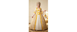 Femme portant la robe de prestige Marie-Antoinette, Souveraine de Trianon jaune et or, boutique de location Be Happy.