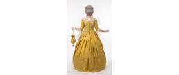 robe Marie-Antoinette Galerie des Glaces jaune d'or avec dentelles, aumônière et perruque poudrée, boutique Be Happy.
