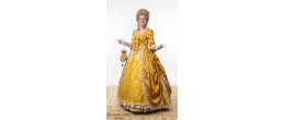 robe Marie-Antoinette Galerie des Glaces jaune d'or avec dentelles, aumônière et perruque poudrée, boutique Be Happy.