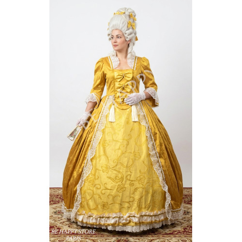 robe Marie-Antoinette Galerie des Glaces jaune d'or avec dentelles, aumônière et perruque poudrée, boutique Be Happy.