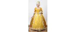 robe Marie-Antoinette Galerie des Glaces jaune d'or avec dentelles, aumônière et perruque poudrée, boutique Be Happy.