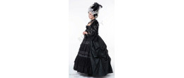 robe gothique du 18ème siècle Duchesse Morgane de Rouen en noir avec dentelle et perruque haute, boutique Be Happy.