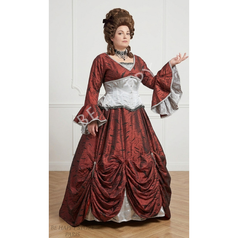 Femme portant la robe de comtesse Hortense de Roche-Brune rouge et grise avec corset et manches évasées, boutique Be Happy.