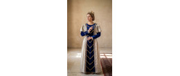 Femme portant la robe royale Marguerite de Valois en velours bleu et ivoire avec sa couronne dorée, boutique Be Happy.