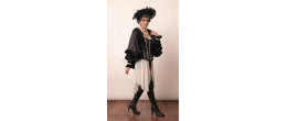 Femme portant la robe à franges Diva Suzie style cabaret 1920 avec collier de perles et bandeau, boutique Be Happy.
