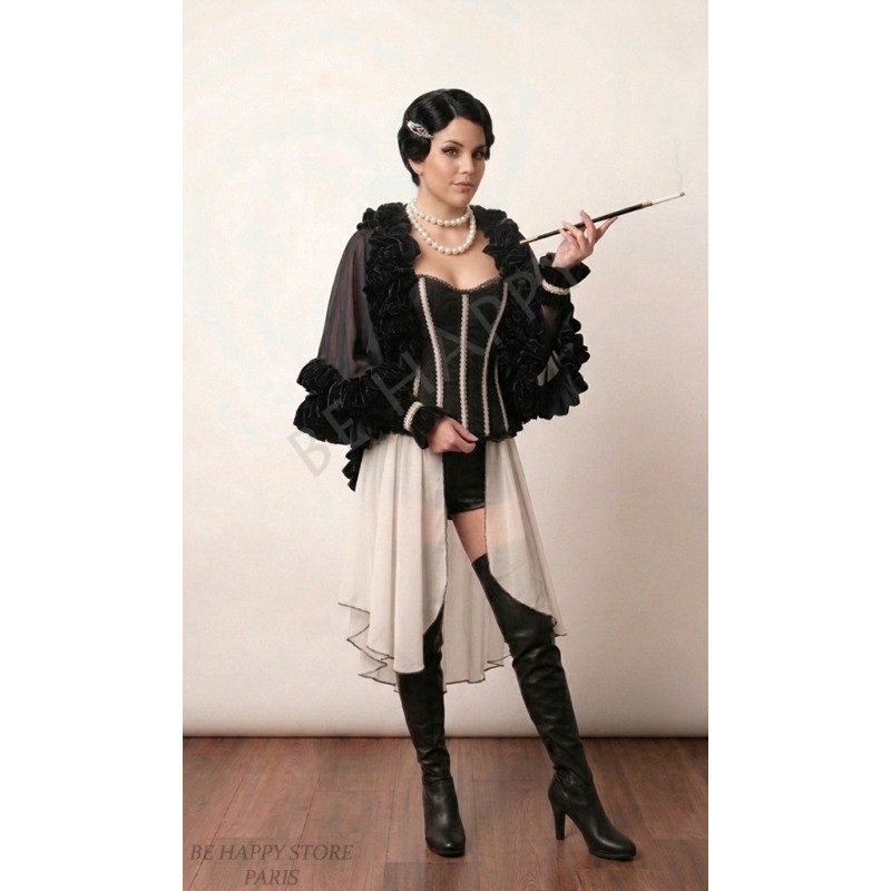 Femme portant la robe à franges Diva Suzie style cabaret 1920 avec collier de perles et bandeau, boutique Be Happy.
