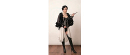 Femme portant la robe à franges Diva Suzie style cabaret 1920 avec collier de perles et bandeau, boutique Be Happy.